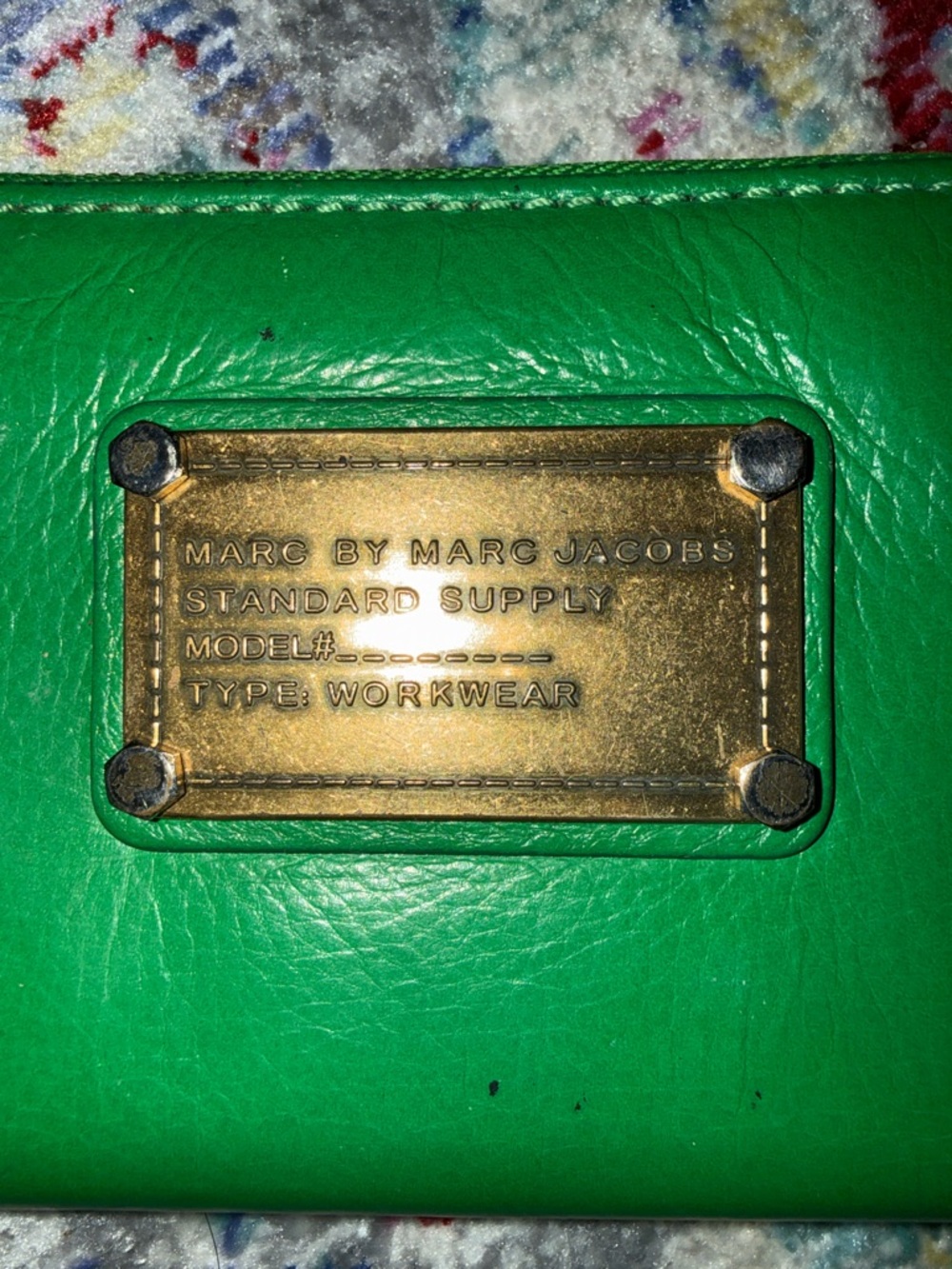 Marc By Marc Jacobs Green Leather Zip Wallet with Gold Plaque - Picture 2 of 4